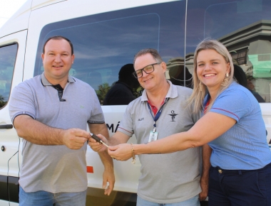 Prefeito Laerton entrega mais uma Van 0km para o transporte de pacientes